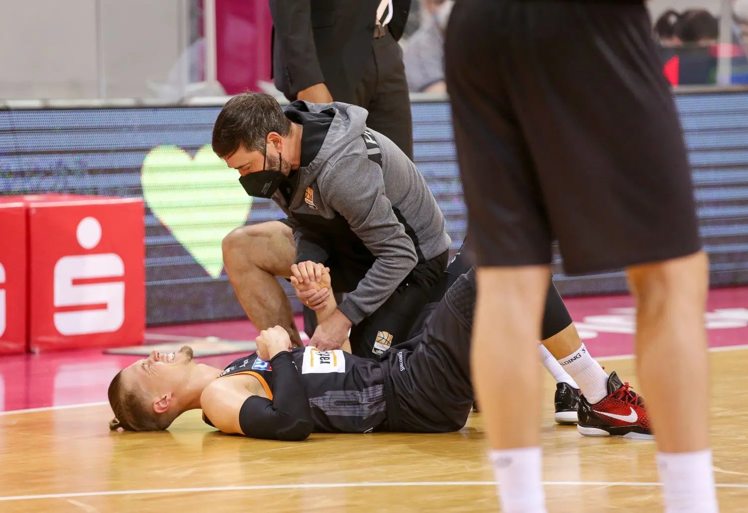 Physiotherapeut Andreas Lacher in Aktion. Hier kümmert er sich im letzten Hauptrundenspiel der vergangenen Saison bei den Baskets Bonn um den schwer verletzten Thomas Klepeisz.