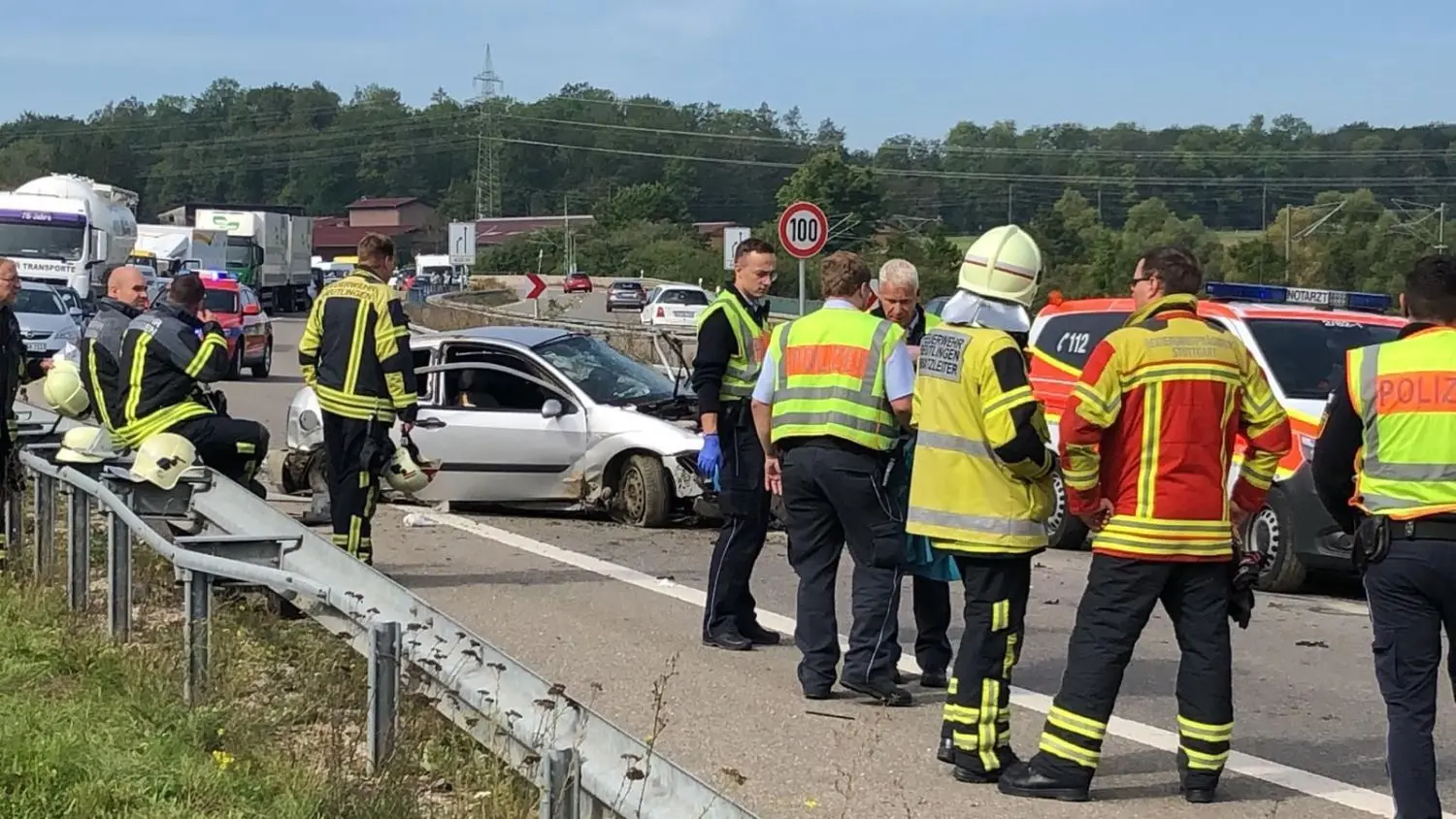 Schwerer Verkehrsunfall auf der B28 bei Metzingen.