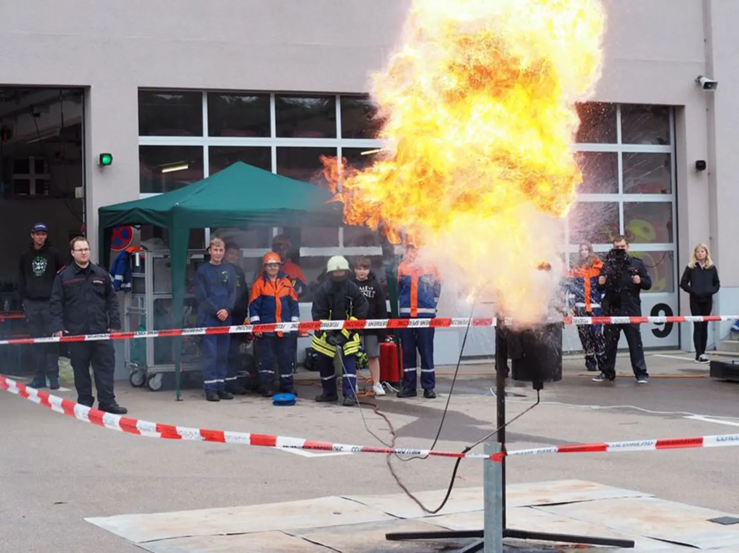 Eindrucksvolle Demonstrationen über Löschtechniken und Gefahrstoffe gehörten beim Feuerwehrfest mit zum Rahmenprogramm.