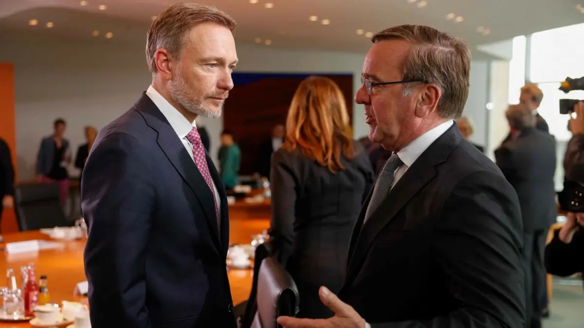 Es geht ums Geld für die Bundeswehr: Finanzminister Christian Lindner (FDP, l.) und Verteidigungsminister Boris Pistorius (SPD)
German Finance Minister Christian Lindner (L) speaks with German Defence Minister Boris Pistorius as they arrive for the weekly cabinet meeting at the chancellery in Berlin on May 24, 2023. (Photo by Odd ANDERSEN / AFP)