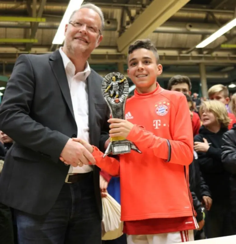 Lucas Copado mit dem Pokal als bester U13-Akteur 2017, überreicht von Bürgermeister Michael Lohner. ⇥