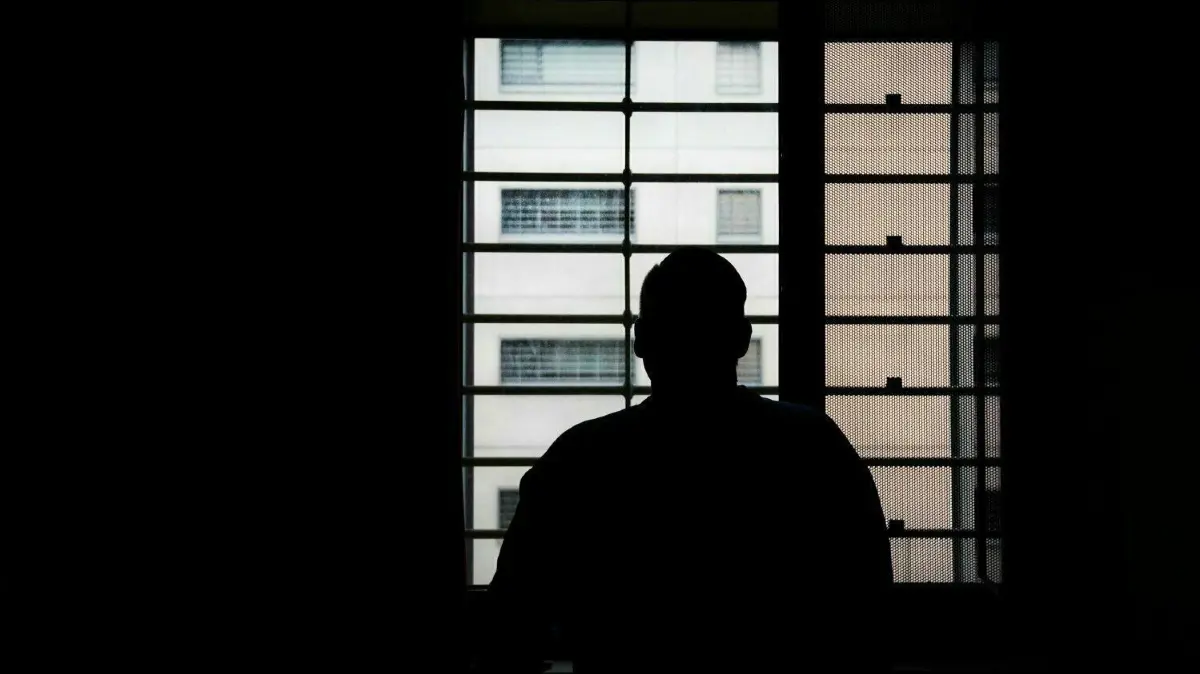 Dem Angeklagten aus Ortrand droht eine lange Zeit hinter Gittern. Der 21-Jährige muss sich wegen versuchten Totschlags am Cottbuser Landgericht verantworten.
Ein Insasse der Justizvollzugsanstalt (JVA) steht in seiner Einzelzelle am Fenster. (zu dpa: «Wegen Corona: Weniger Häftlinge in Baden-Württembergs Gefängnissen») +++ dpa-Bildfunk +++