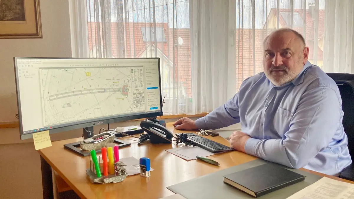 Drackensteins Bürgermeister Roland Lang blickt auf das vergangene Jahr zurück.
Bürgermeister Roland Lang, Drackenstein, vor dem Plan zum Albaufstieg A 8, im Büro vom Rathaus