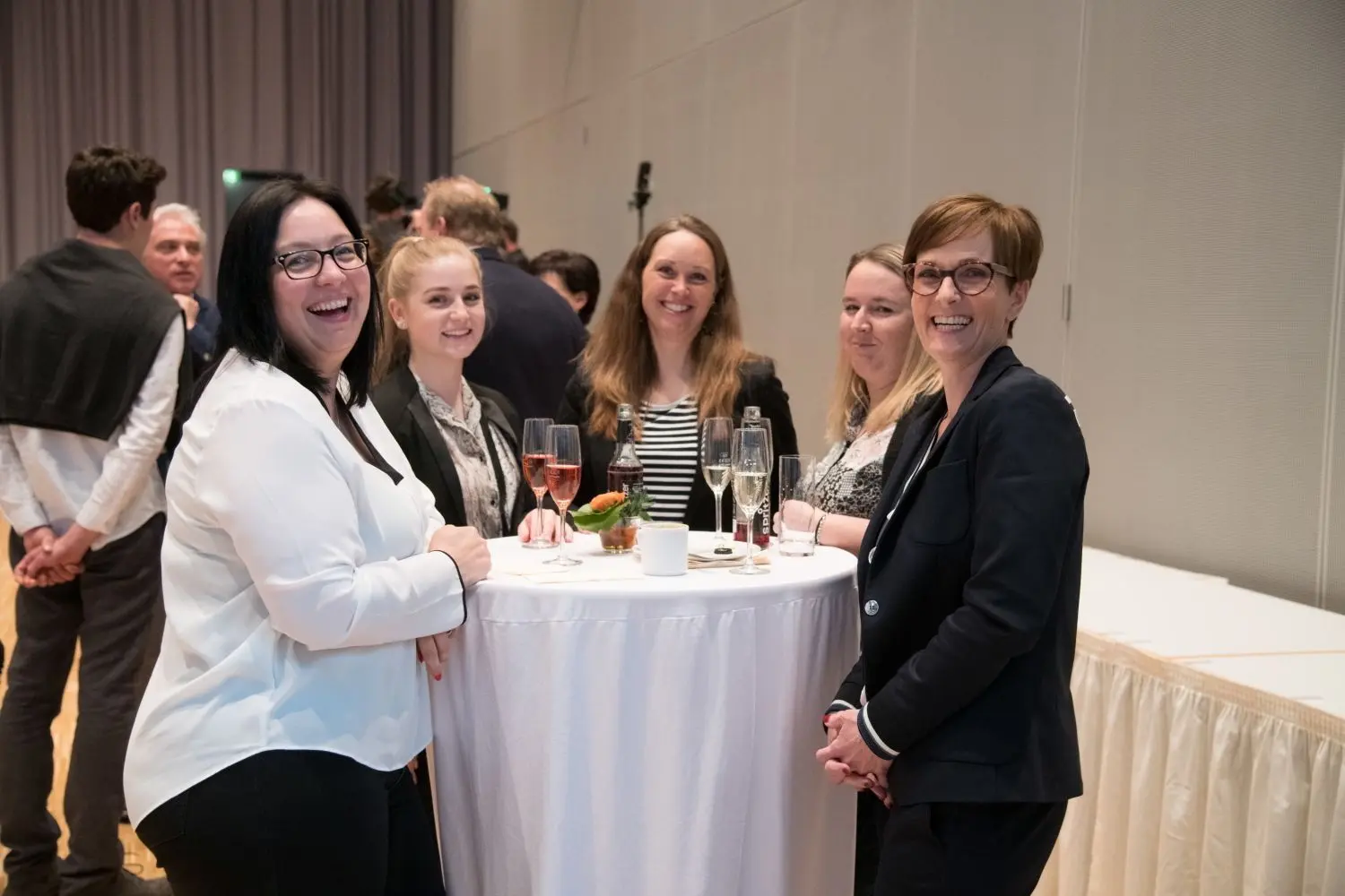 Gute Laune im Foyer: Bei der Preisverleihung kam am Montagabend auch der Humor nicht zu kurz.