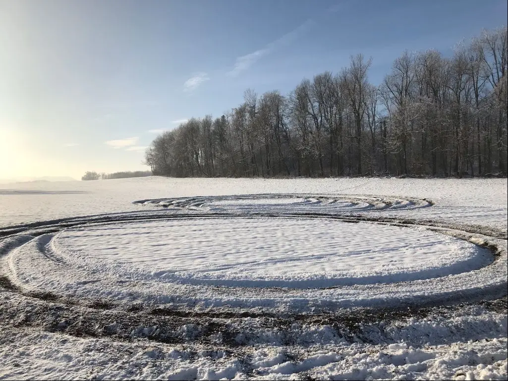 Kreise im zuvor unberührten Schnee scheinen auf die Drifter einen großen Reiz auszuüben. Der Schaden ist enorm.