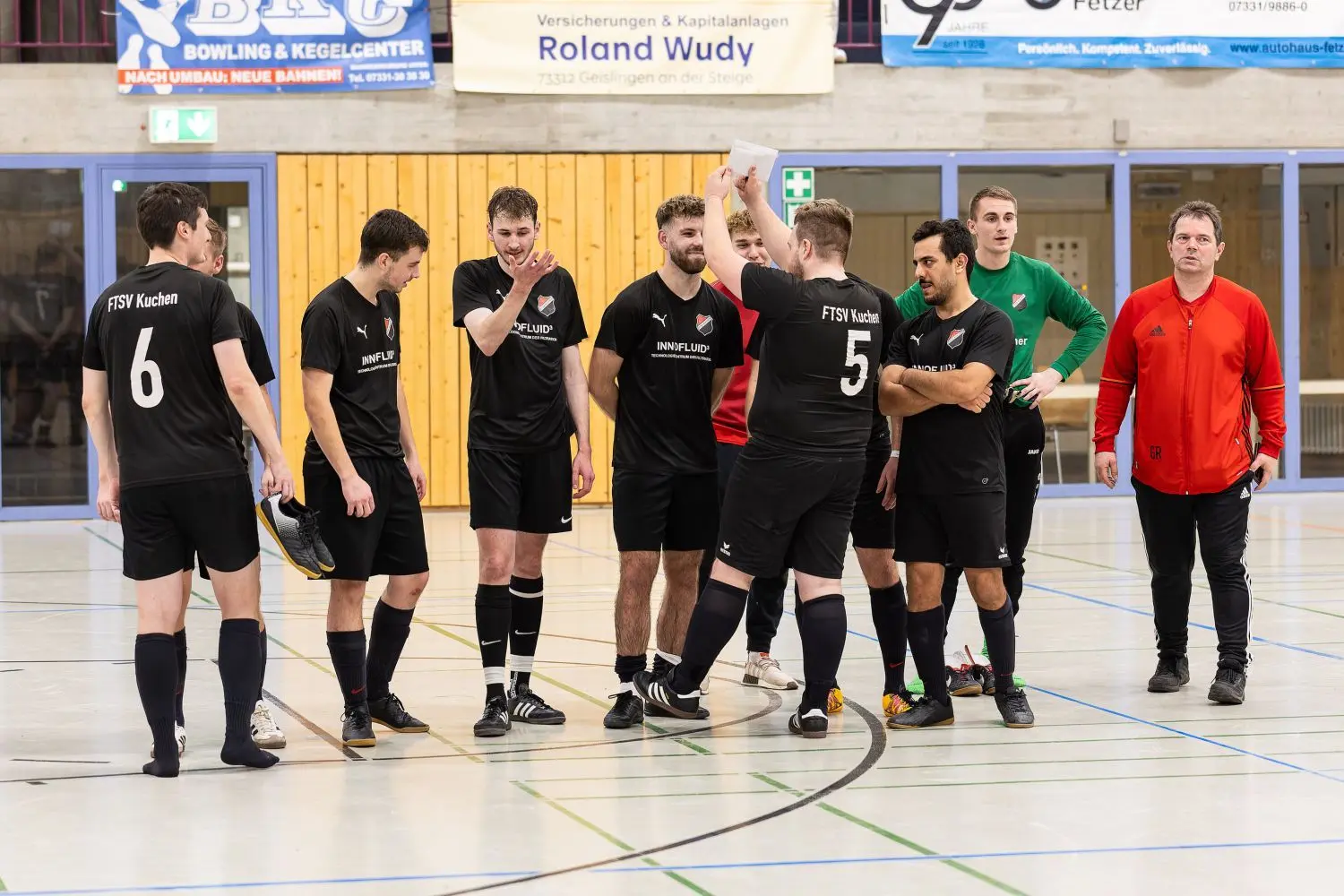 Erschöpft, aber glücklich nach dem „Finale dahoam“: Das Team des Gastgebers FTSV Kuchen II freut sich über den Sieg beim Kreisliga-B-Turnier.