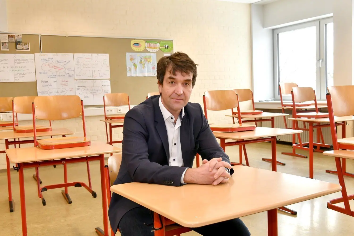 Alexander Bochtler, Leiter der Ehinger Realschule, freut sich über seine neue Konrektorin Carina Breitinger.