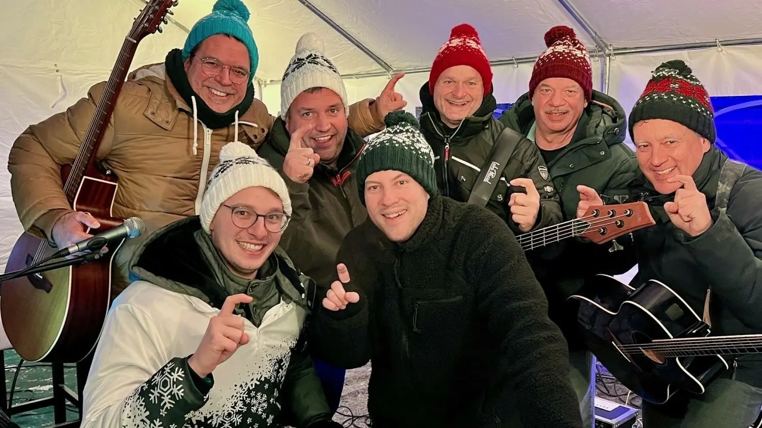 Giute Laune verbreiteten die „Theben Christmas Singers“.