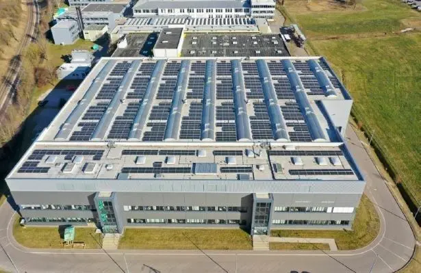 Die Firma Syntegon hat auf einigen Dachflächen bereits PV-Anlagen installiert.