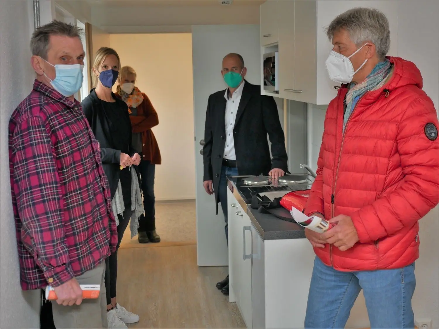 Wolfram Herrmann (von links), Heike Hein, Karin Ast, Ulrich Högel und Jürgen Ast haben sich am Donnerstag das sanierte GWG-Haus der sechsten Oase angesehen, in dem nun sechs Bewohner eine neue Bleibe finden.