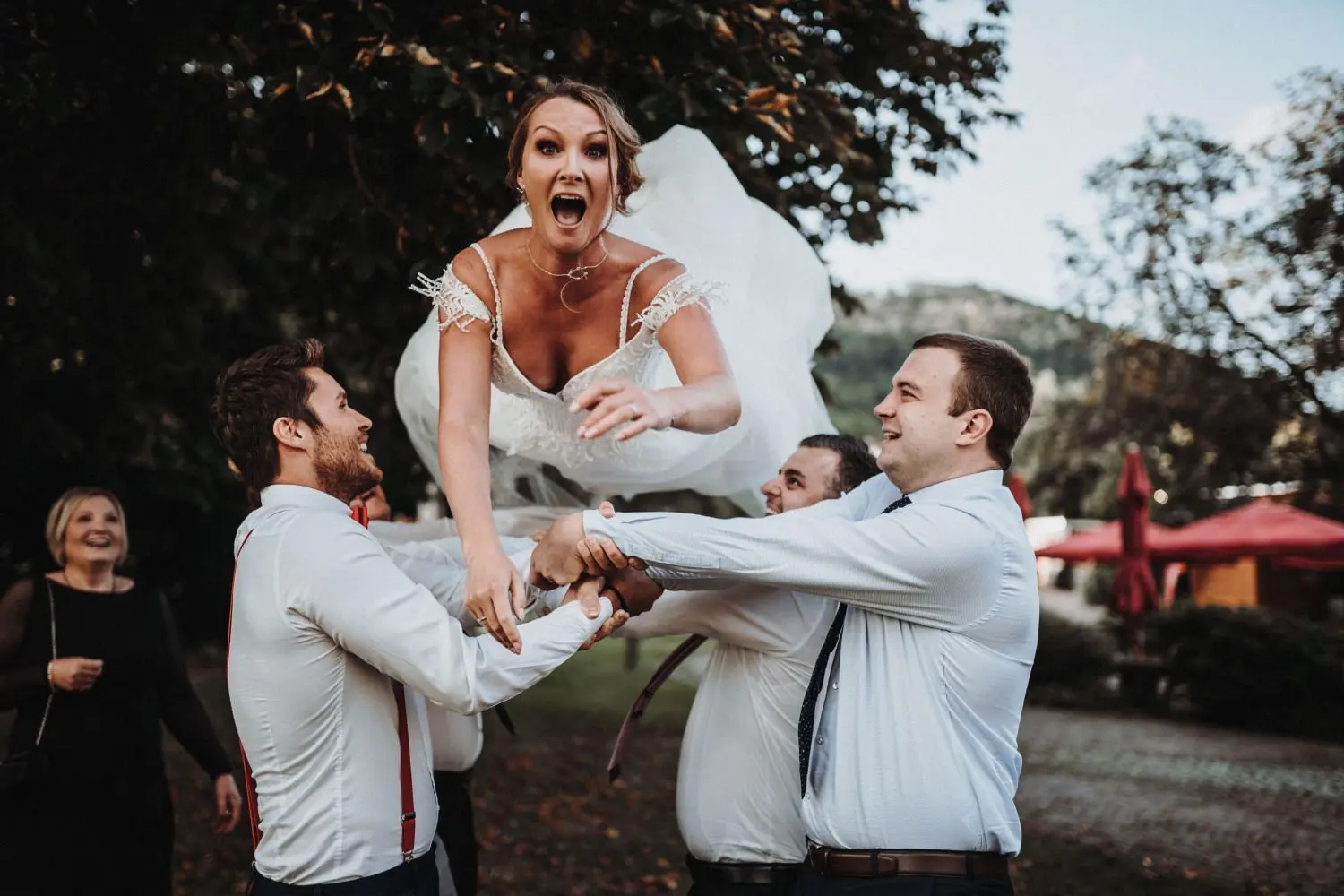 Fliegende Bräute sind genau das Ding, was Martin Hecht als Hochzeitsfotograf auszeichnet.⇥