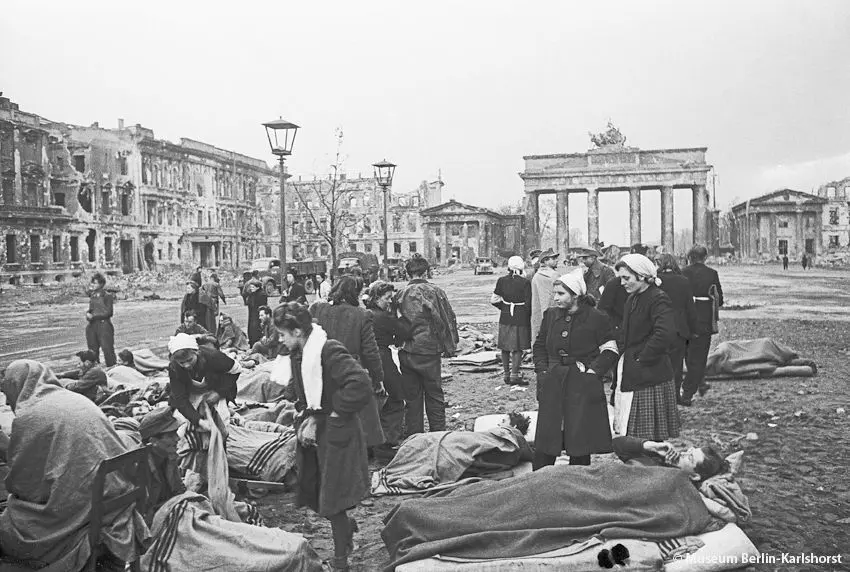 Verwundete Wehrmachtsoldaten im Mai 1945.