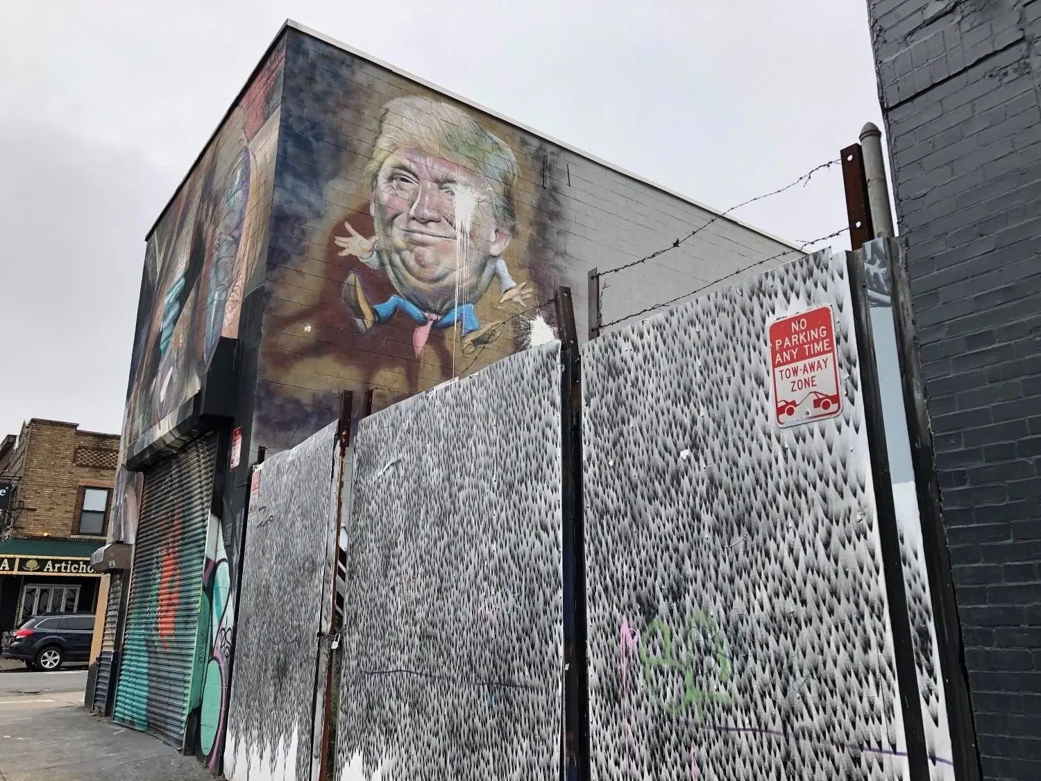 Donald Trump war nur eine Karikatur von einem US-Präsidenten, aber leider echt. Ein aufgeblasener Kopf, nicht viel mehr dran als eine Krawatte: Die Street-Art in Bushwick (Brooklyn, New York) zeigt die wahre Größe des US-Präsidenten. ⇥