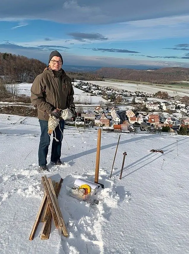 Beim Aufbau – lag noch Schnee. Die Lichterkette wurde auf Metallpflöcken aufgespannt. Aber die wollten erst einmal im Boden verankerst sein.