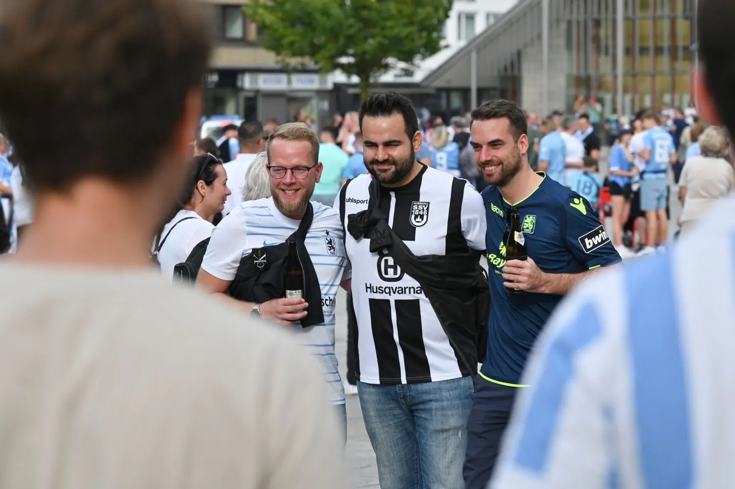 Die Drittliga-Partie zwischen dem SSV Ulm 1846 Fußball und dem TSV 1860 München lockte am Dienstagabend 17 000 Menschen ins Donaustadion.