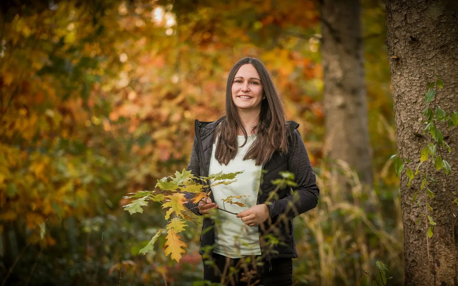 Der Wald ist ihr Zuhause: Kerstin Drexel kennt sich als Försterin mit Roteichen, Fichten und Waldbewohnern bestens aus.⇥