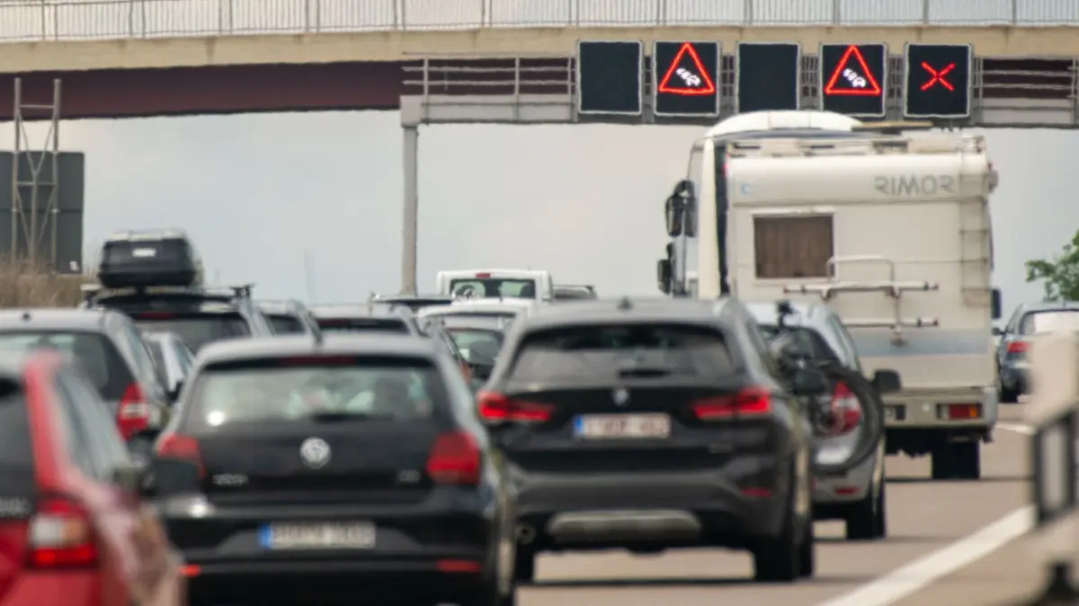 Mehrere Unfälle führten am Samstag zu Stau auf der A7 bei Illertissen (Symboldbild).
06.06.2022, ---: Auf der Albhochfläche staut sich auf der Autobahn 8 zwischen Ulm und Stuttgart der Verkehr. Zum Ende des langen Pfingstwochenendes wird starker Reiseverkehr erwartet. Foto: Stefan Puchner/dpa +++ dpa-Bildfunk +++