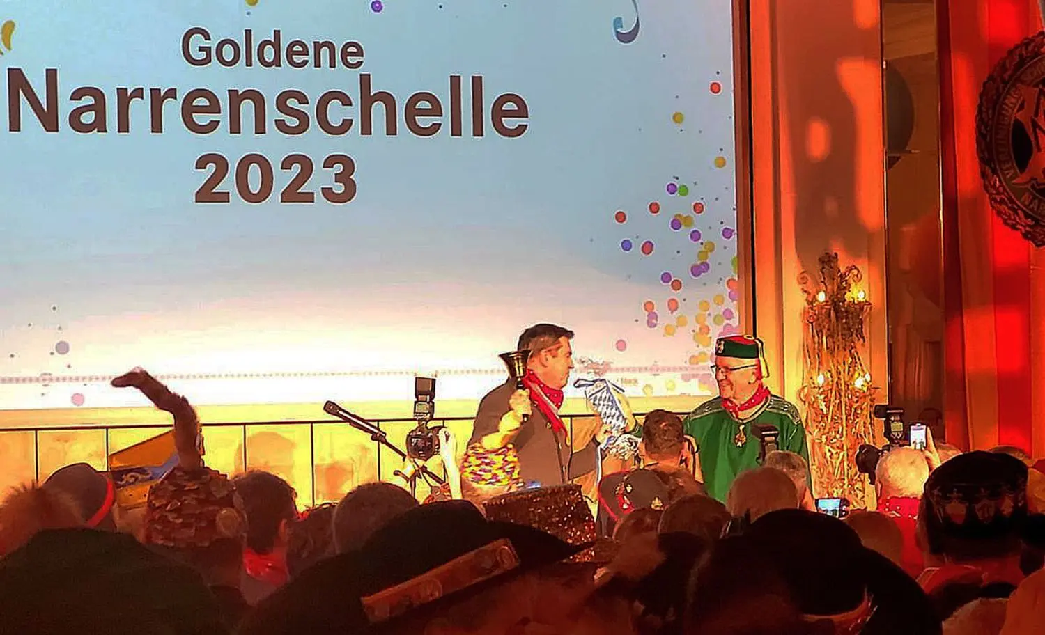 Bei der Verleihung der Goldenen Narrenschelle im närrischen Schlagabtausch: der bayerische und der baden-württembergische Ministerpräsident  Markus Söder (links) und Winfried Kretschmann.⇥