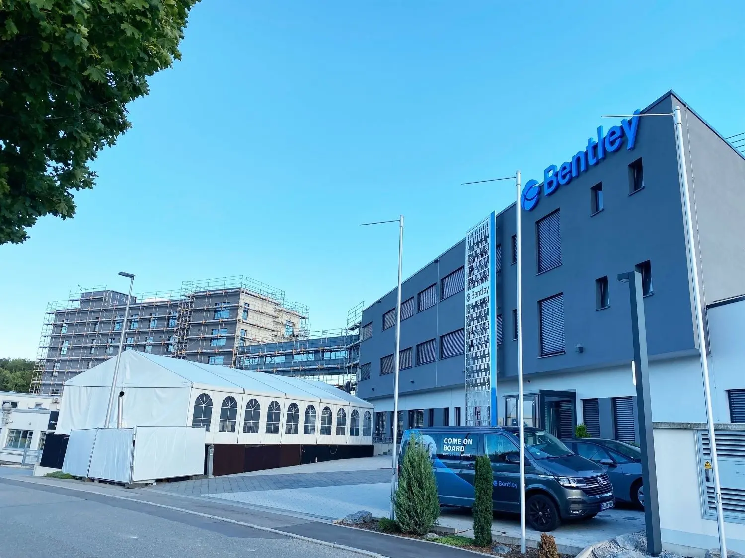 Weitgehend ins Rohbau-Stadium zurückgeworfen wurde der Bentley-Erweiterungsbau (links hinten) durch den Brand am 31. Mai. Das hindert die Kapitäne des Hechinger Medizintechnikunternehmens nicht daran, die nächsten Expansionspläne auf dem Grundstück Lotzenäcker 3 zu schmieden.⇥