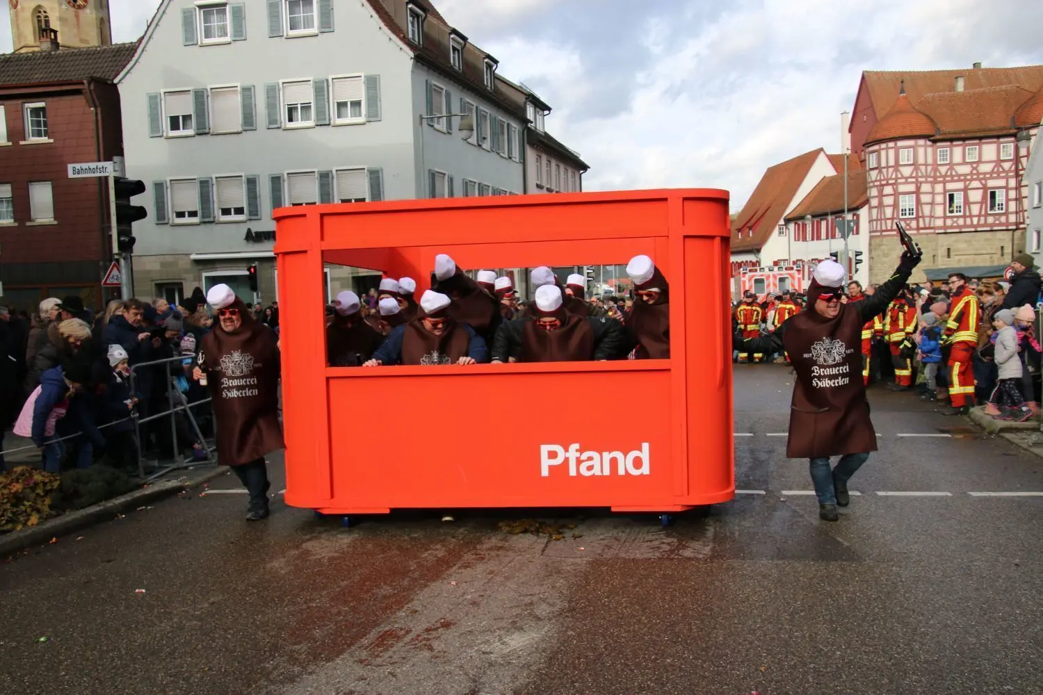Bei den Fußgruppen war die Dorfsportgemeinschaft Münster nicht zu schlagen. Unter dem Titel „DAS Bier für’s Dorf“ erinnerte die Truppe beim Pferdemarkt-Umzug  an die seit 40 Jahren bestehende enge Verbindung mit einer hiesigen Brauerei.⇥