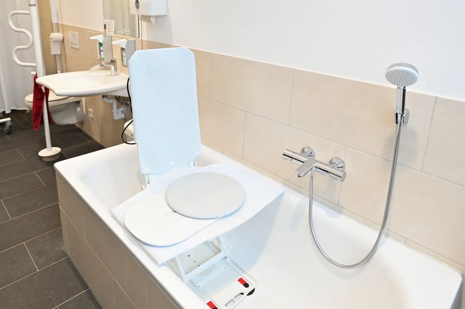 Bereit für möglichst gefahrlose Körperpflege: Der Sitz in der Badewanne ist höhenverstellbar.  