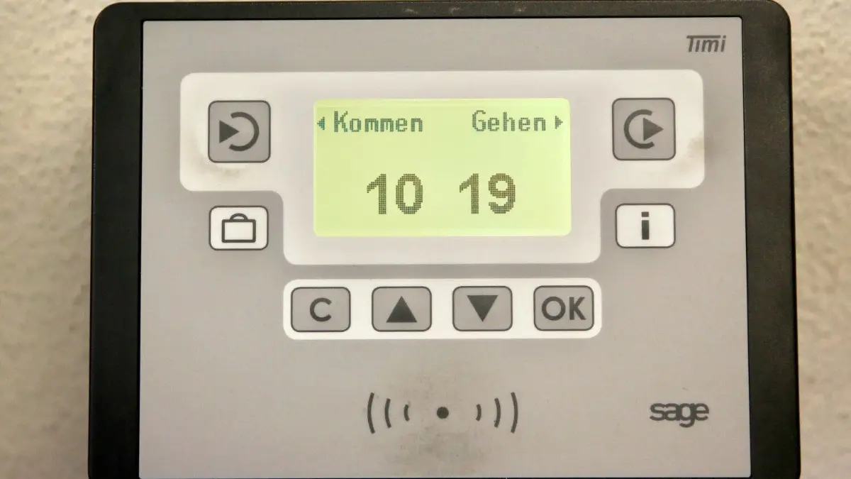 Eine elektronische Stechuhr zur Arbeitszeiterfassung hängt im Industriemuseum Chemnitz. Die tägliche Arbeitszeit von Beschäftigten in Deutschland soll künftig elektronisch aufgezeichnet werden. Das sieht ein Gesetzentwurf aus dem Bundesarbeitsministerium für eine Reform des Arbeitszeitgesetzes vor.
ARCHIV - 19.01.2016, Sachsen, Chemnitz: Eine elektronische Stechuhr zur Arbeitszeiterfassung hängt im Industriemuseum Chemnitz. Die tägliche Arbeitszeit von Beschäftigten in Deutschland soll künftig elektronisch aufgezeichnet werden. Das sieht ein Gesetzentwurf aus dem Bundesarbeitsministerium für eine Reform des Arbeitszeitgesetzes vor. (zu dpa «Arbeitsministerium plant elektronische Zeiterfassung für Beschäftigte») Foto: Jan Woitas/zb/dpa +++ dpa-Bildfunk +++