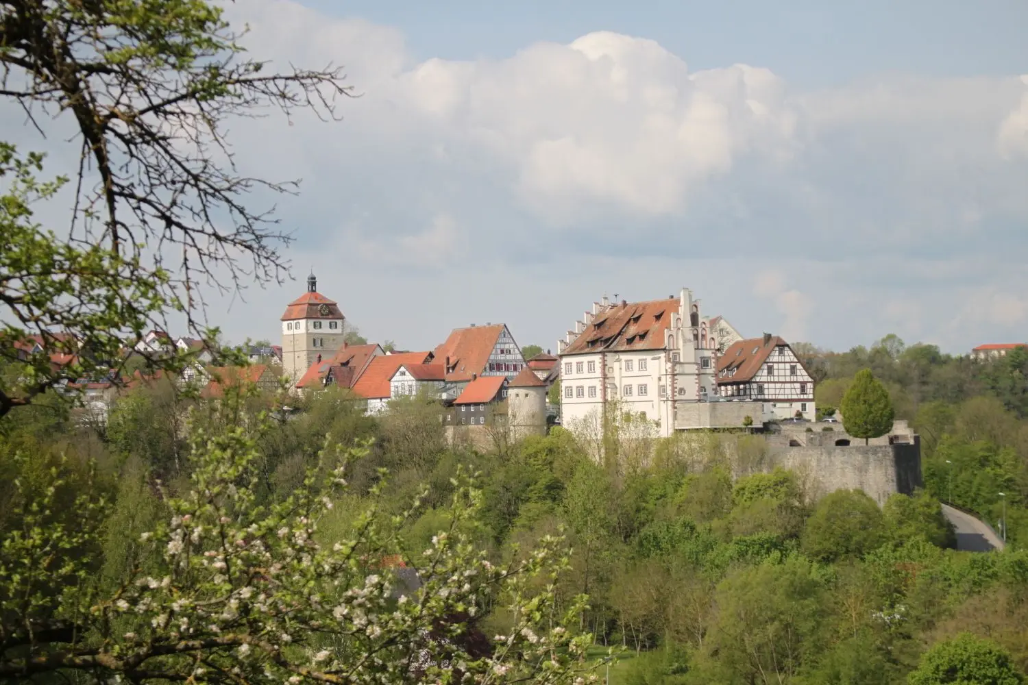 Blick auf Vellberg und das Alte Schloss vom Schönblick zwischen den Ortsteilen Talheim und Dürrsching aus.