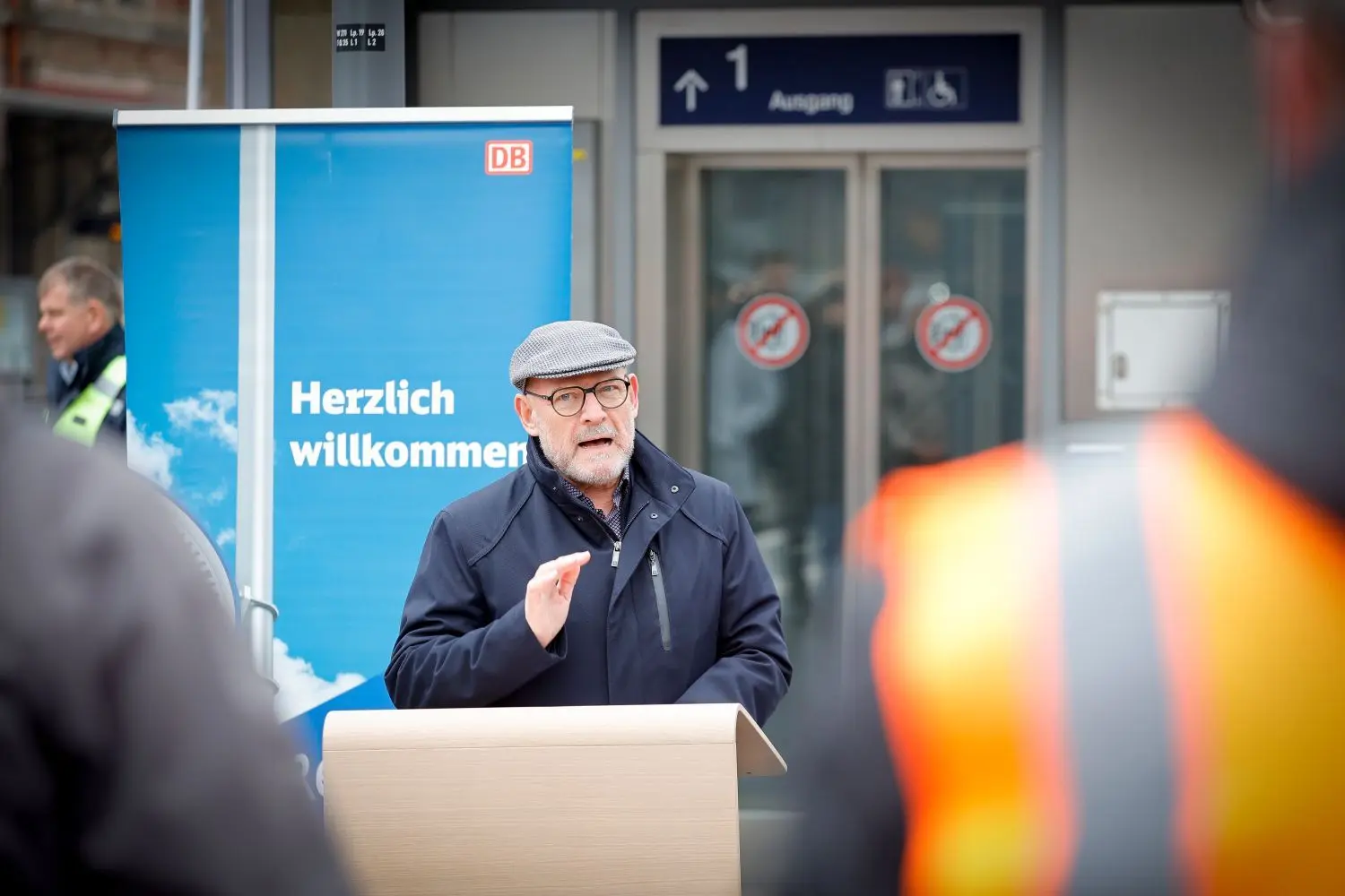 Verkehrsminister Winfried Hermann bei der Einweihung des modernisierten Bahnhofs Blaubeuren.