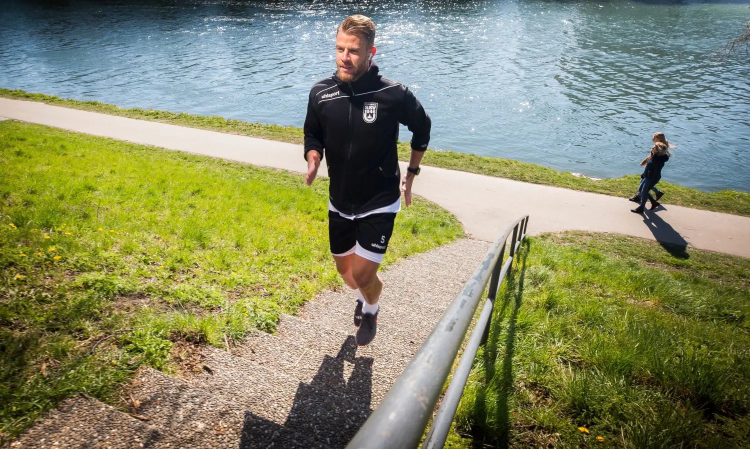 Unterwegs an der Donau: Auch Treppenläufe gehören zum individuellen Training von Jo Reichert und seinen Teamkollegen.