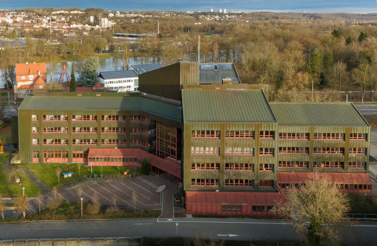 Der Amtssitz des Neu-Ulmer Landrats liegt östlich des Stadtzentrums und nahe des Donauufers.