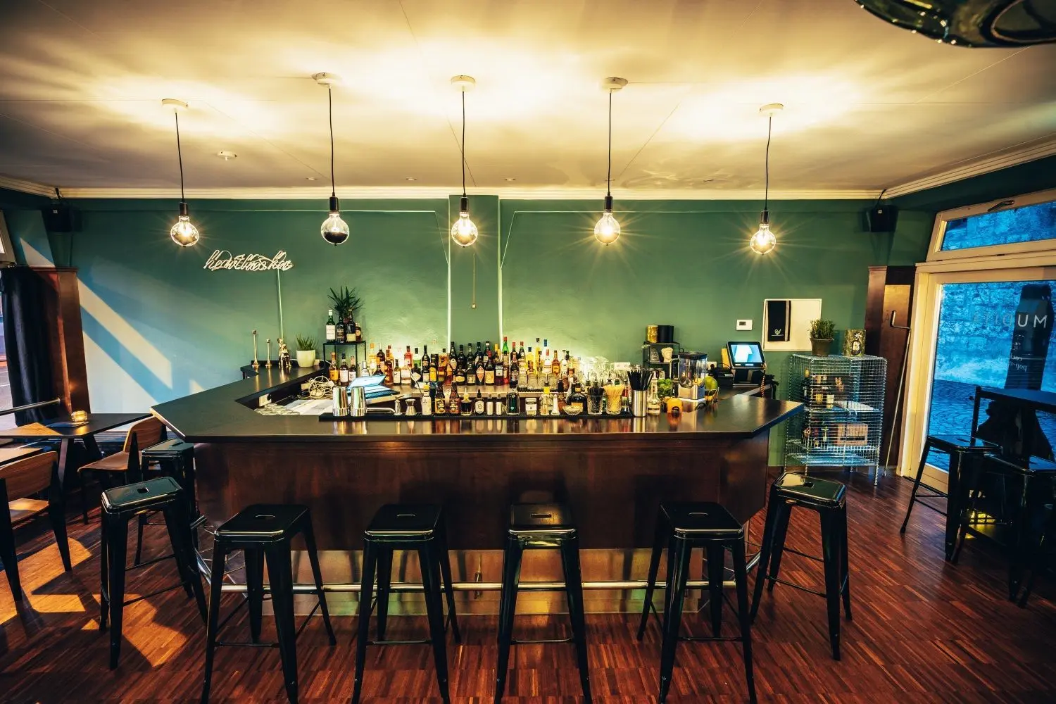 Die Bar in der Raummitte ist das Herzstück des neuen „Mudita“.