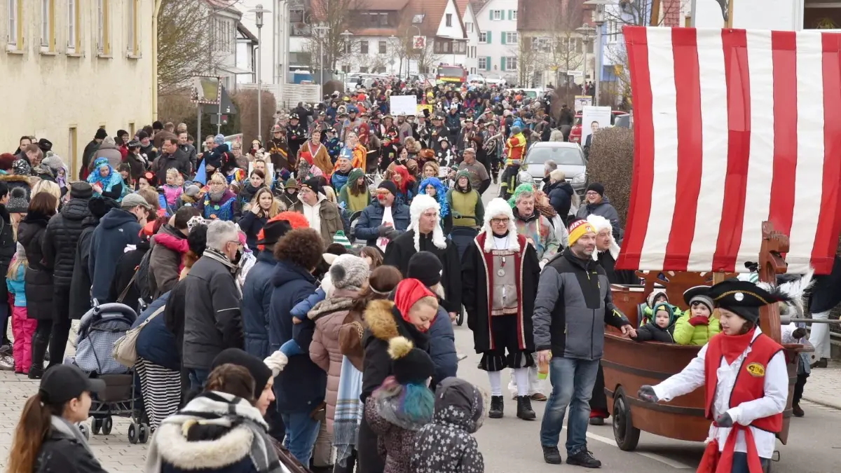 In Allmendingen findet am Samstag wieder der Kinderumzug statt.
Kesslerschirm und Kinderumzug in Allmendingen - hier kleine Mäschkerle ließen sich auf dem Schiff der Allmendinger Zigeunergruppe durch die Straßen chauffieren