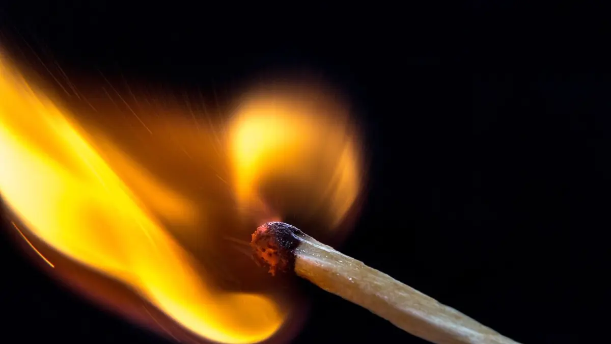 Ein Mann hat bei Geislingen durch Zündeln ein Feuer verursacht. (Symbolbild)