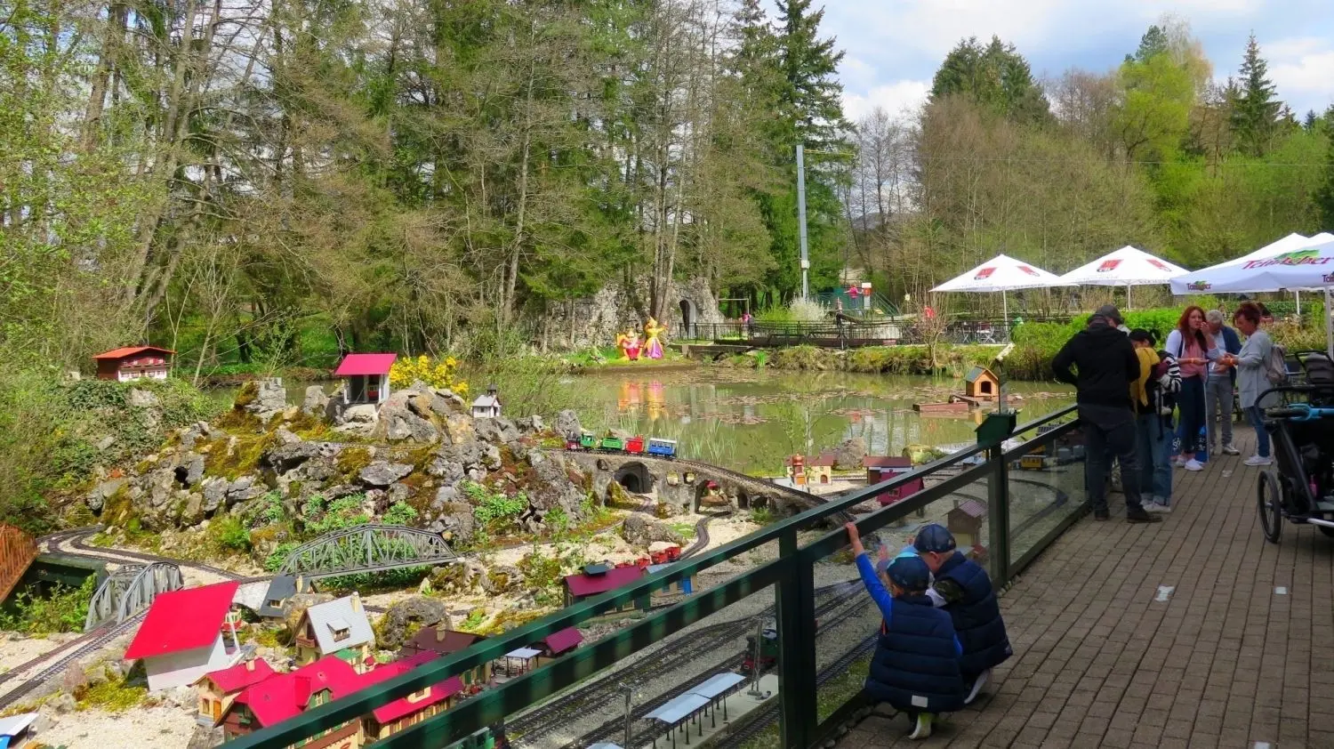 Viel zu entdecken gibt es im Seerosengarten in Engstlatt. Die Anlage ist sowohl Ruhepol als auch Abenteuerspielplatz.⇥