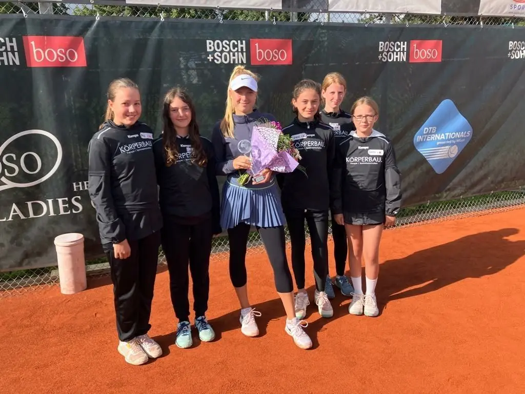 Brenda Fruhvirtova gab sich nach ihrem Turniererfolg volksnah und machte auch noch ein Foto mit den Ballkindern. ⇥