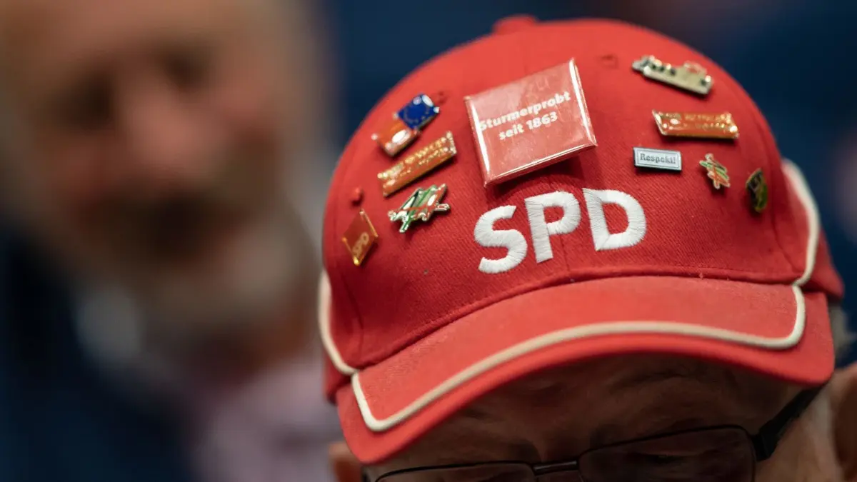 Auf der Kappe eines Mitglieds: Die SPD – sturmerprobt seit 1863. Mehr als 420 000 Genossen können nun über den Parteivorsitz abstimmen.
16.09.2019, Hessen, Baunatal: Eine Teilnehmer trägt eine Mütze mit dem Schriftzug "SPD" bei einer Regionalkonferenz zum Parteivorsitz. Acht Kandidatenpaare und ein Einzelkandidat bewerben sich ab dem 04. September in 23 Regionalkonferenzen bei den Mitgliedern der SPD um die Nachfolge für die zurückgetretene Parteivorsitzende Nahles. Die neue SPD-Spitze wird bei einer Mitgliederbefragung im Oktober bestimmt. Foto: Swen Pförtner/dpa +++ dpa-Bildfunk +++