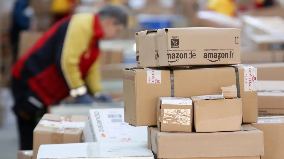 Post in Eberswalde: Das Unternehmen weist darauf hin, dass Weihnachtspäckchen, wenn sie pünktlich geliefert werden sollen, bis zum 20. Dezember abgeschickt werden müssen.
ARCHIV -Päckchen und Pakete werden am 26.11.2013 in der Halle der neuen Zustellbasis des Postzustellers Deutsche Post DHL in Norderstedt (Schleswig-Holstein) sortiert. Bei Einkäufen im Internet sollten Verbraucher künftig noch etwas genauer hinschauen - zumindest wenn der Warenwert mehr als 40 Euro beträgt. Dann ab dem kommenden Freitag können Online-Händler ihren Kunden auch bei teuereren Produkten beim Umtausch Rücksendekosten in Rechnung stellen. Foto: Bodo Marks/dpa (zu dpa «Neue Regeln für Retouren im Online-Handel» vom 06.06.2014) +++(c) dpa - Bildfunk+++ | Verwendung weltweit
Download am 12.02.2020 für WIRT