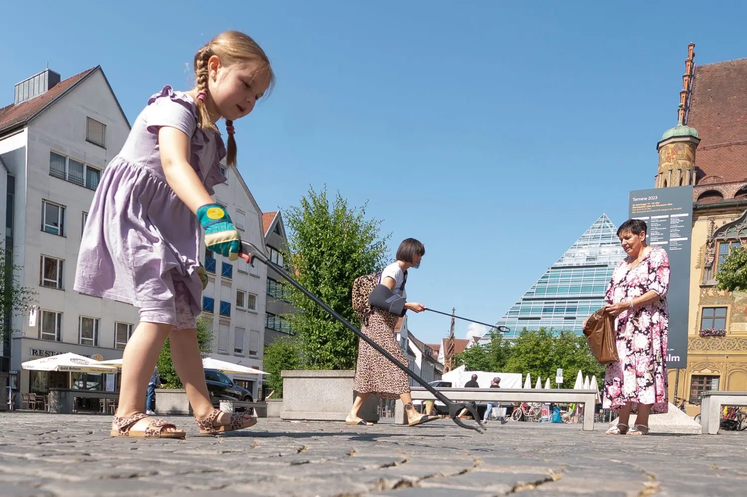 Drei Generationen sammeln Müll: Amanda und Nadine Berau sowie Inge Böhm (von links).⇥