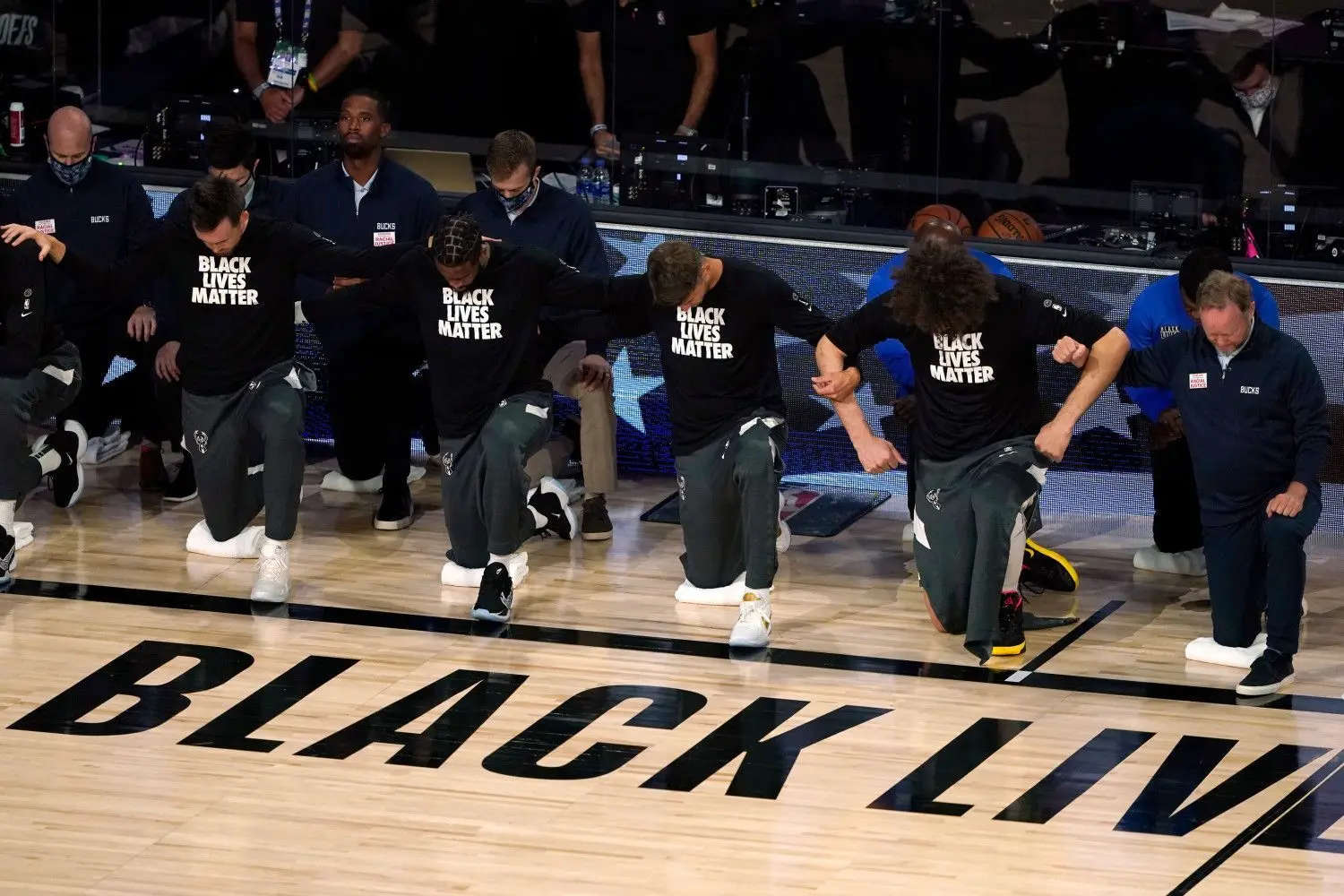  Die Spieler der Milwaukee Bucks knien in Solidarität mit der „Black Lives Matter“-Bewegung vor dem Spiel nieder. Die Proteste gegen Polizeigewalt haben den US-Profisport politischer gemacht. ⇥