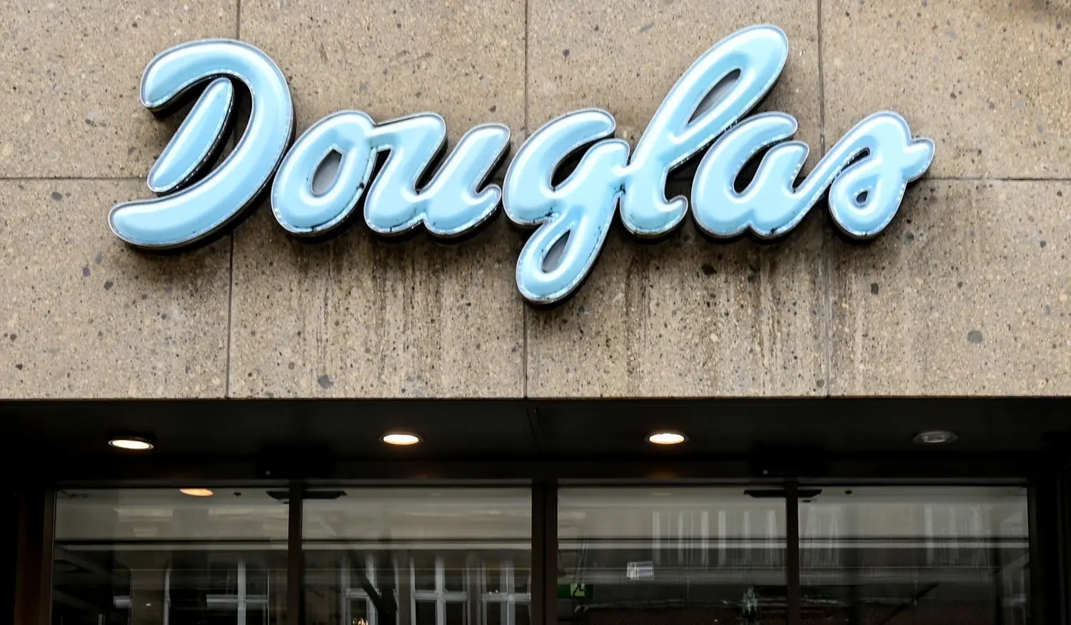 Das Logo Parfümerie-Filialkette Douglas. Die Chefin der Parfümeriekette, Tina Müller, fällt vorerst aus und begibt sich nach einer Operation in eine Rehabilitation.