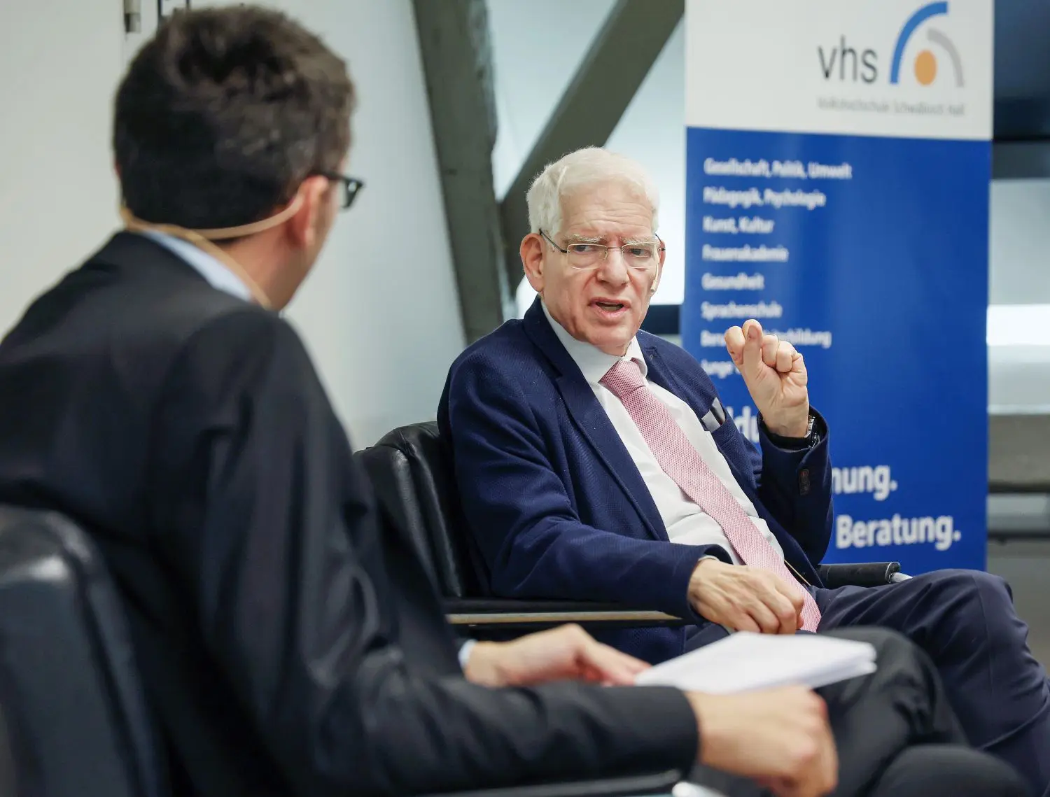 VHS-Leiter Marcel Miara (links) im Gespräch mit Dr. Josef Schuster im Erhard-Eppler-Saal im Haus der Bildung.