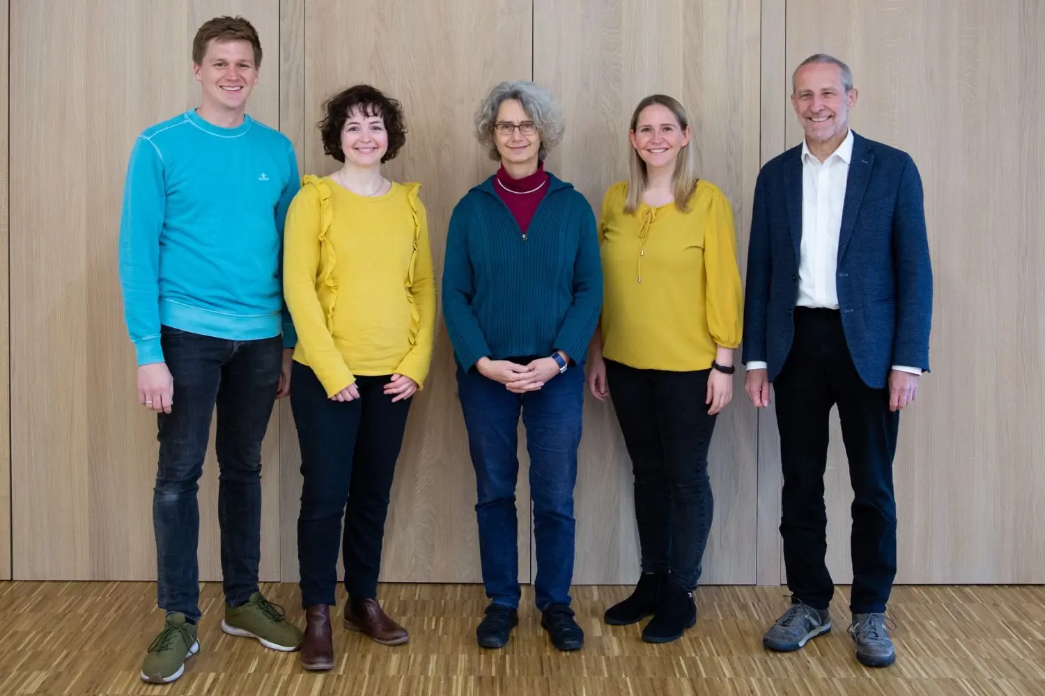 Jetzt sind sie Pfarrer einer großen Kirchengemeinde: von links das Pfarrerehepaar Winter, Gabriele Krohmer, Maria Gerlach, Thomas Harscher. Oben die Veitskirche in Ebersbach. 