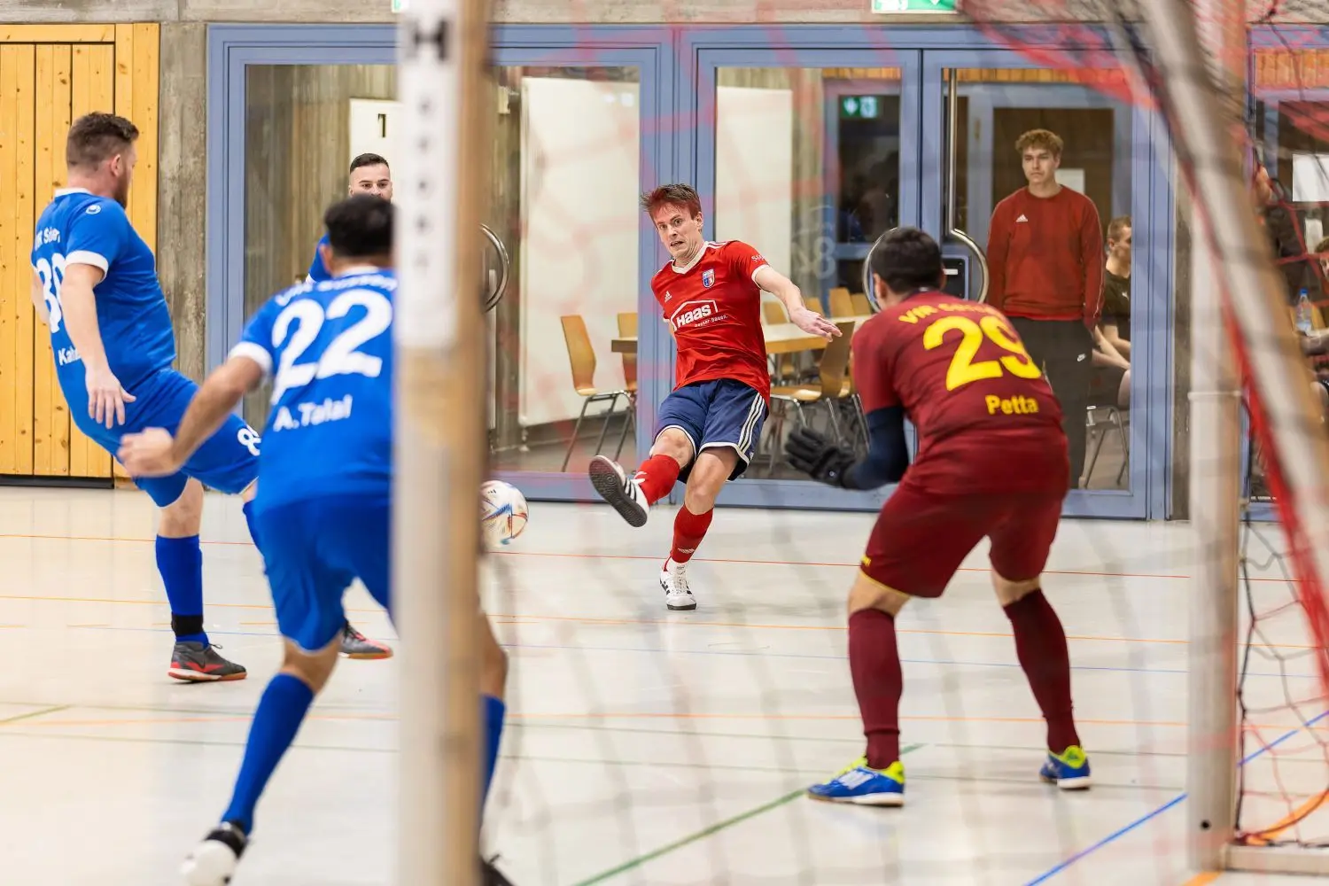 Auch für die Freunde des Hallenfußballs hat sich der Turnierbesuch gelohnt, sie bekommen in den insgesamt 26 Partien 82 Tore zu sehen.