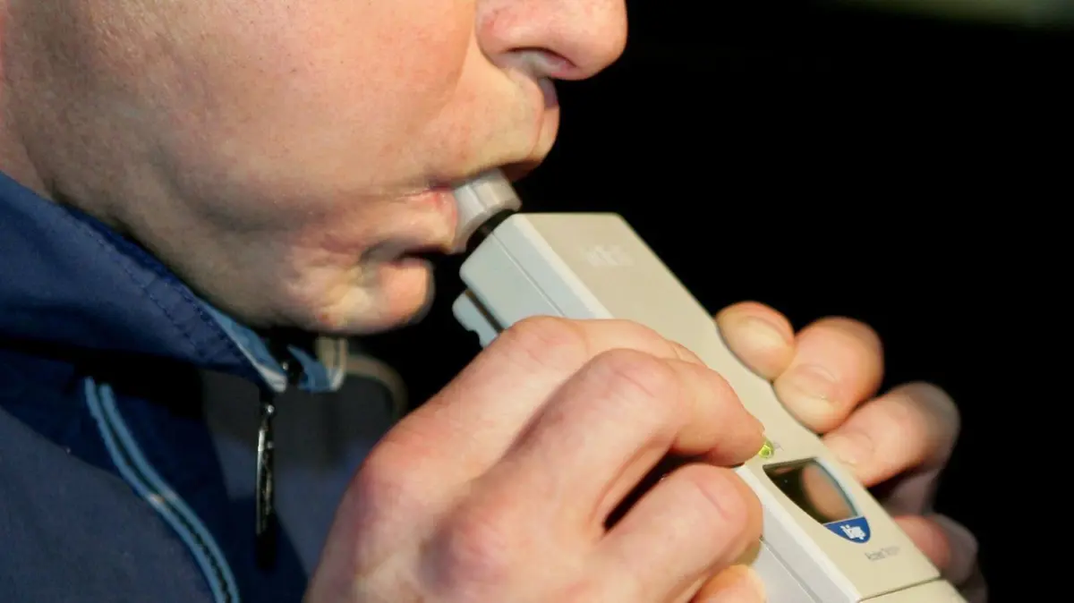 Zwei Autofahrer mussten am Mittwochnachmittag bei Kontrollen in Burladingen und Jungingen ihren Führerschein abgeben.
ARCHIV - Bei einer männlichen Person wird am 04.02.2005 bei einer Polizeikontrolle ein Alkoholtest durchgeführt. In Dänemark drohen Verkehrssündern ohnehin schon hohe Strafen. Betrunkene Autofahrer können dort jetzt aber mit einem richtig fiesen Kater aufwachen: Werden sie am Steuer erwischt, ist der Wagen weg. Foto: Uli Deck/dpa (zu dpa "Der Kater kommt prompt: Alkoholfahrt in Dänemark kann das Auto kosten" vom 30.06.2014) +++(c) dpa - Bildfunk+++