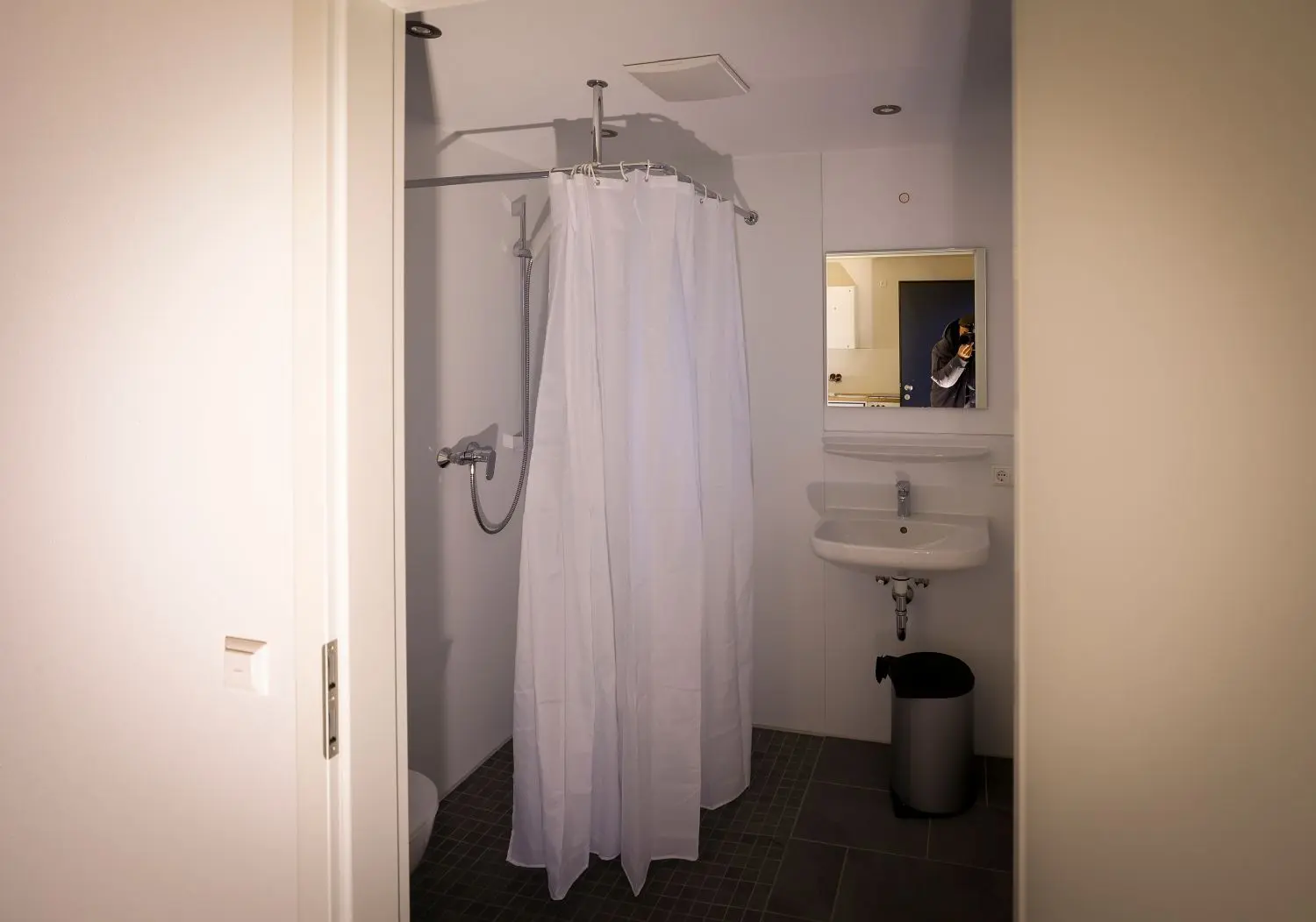 Kein Luxus, solide Ausstattung: Das Bad mit Dusche, WC und Waschbecken.