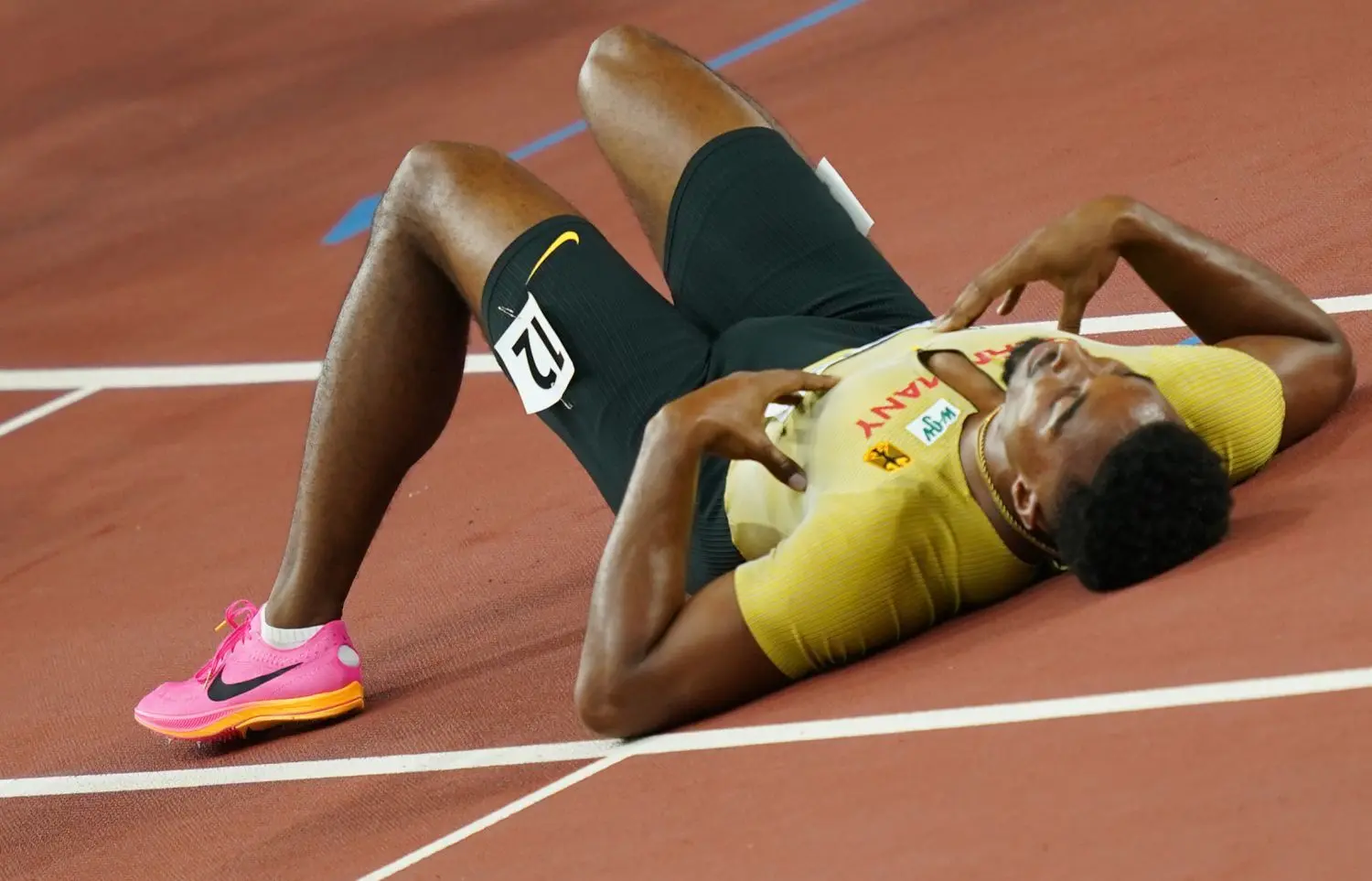 Zehnkämpfer Leo Neugebauer liegt erschöpft am Boden. Der deutsche Hoffnungsträger verfehlte eine WM-Medaille in Budapest, bot als Fünfter im Endklassement aber sicherlich keine schlechte Leistung bei der aus deutscher Sicht enttäuschenden Weltmeisterschaft.⇥