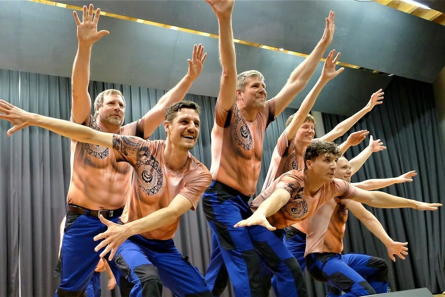 Immer ein besonders schwungvolles Spektakel auf der Bühne: die Tanzgruppe „Schälripple“ aus Bad Imnau. Die Herzlichkeit und Harmonie, die bei den Feierlichkeiten zum 50-jährigen Partnerschaftsjubiläum mitschwang, war überwältigend.