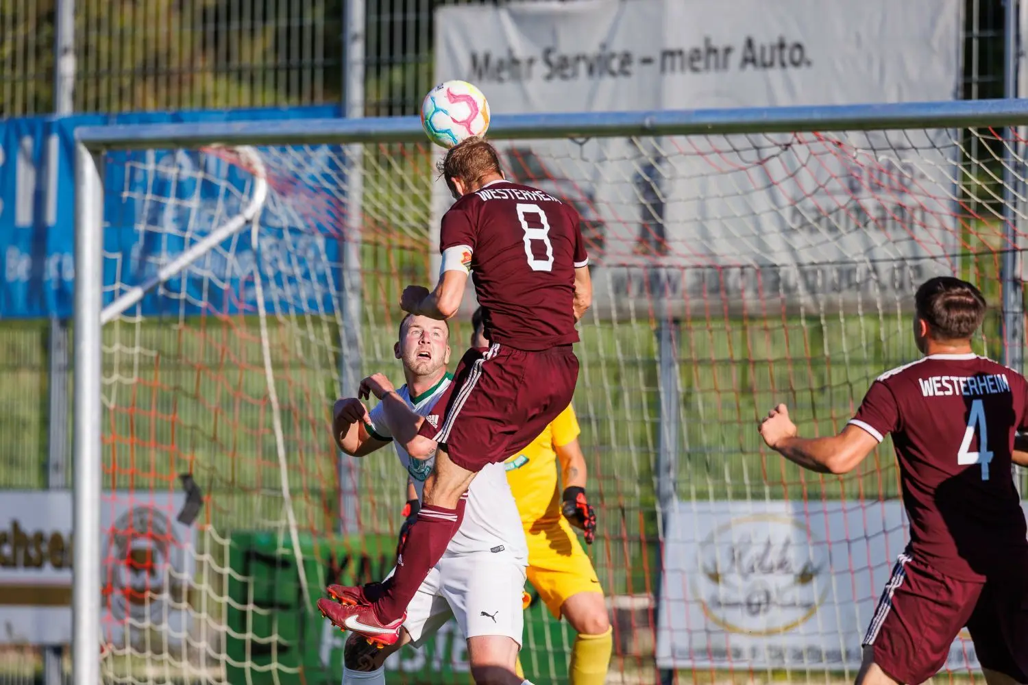 Die große Chance auf die Führung: Der Westerheimer Yannick Wiume kommt frei zum Kopfball, setzt den Ball aber über das Tor.