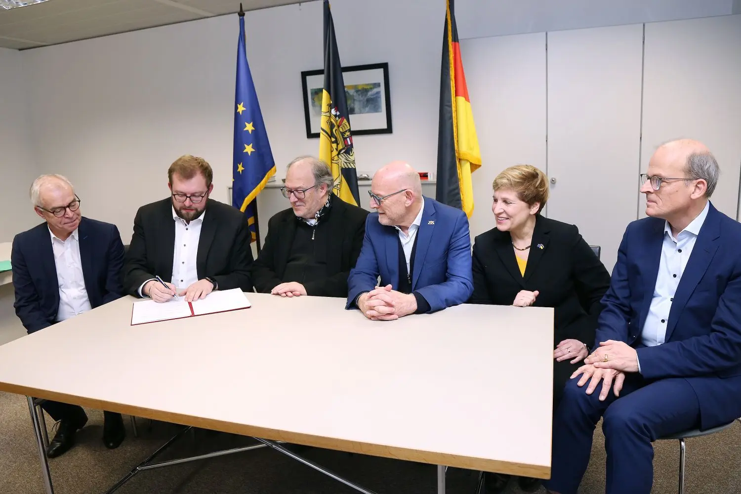 Der Märklin-Schatz wird greifbarer. Wolff, Maier, Giles, Hermann, Razavi und Teufel bei der Unterzeichnung.