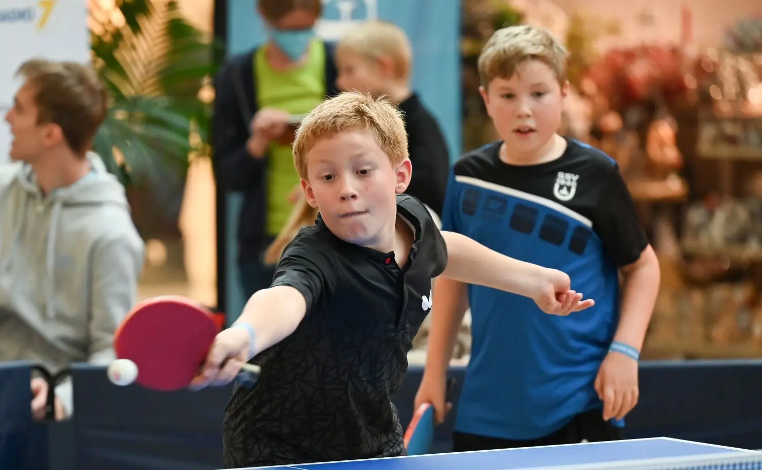 Jeder Schlag zählt: Viele Nachwuchs-Spieler präsentierten sich im Blautal-Center.